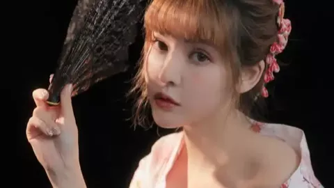 女子推走婴儿车