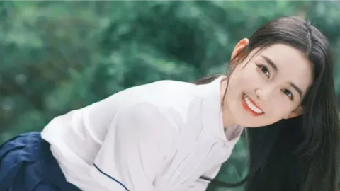 男子当街殴打共享电瓶车