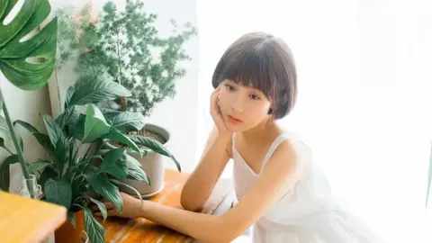 大学生到鸡排哥摊位旁卖蜜雪冰城