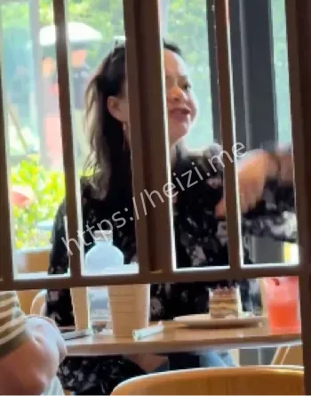 女顾客辱骂店员