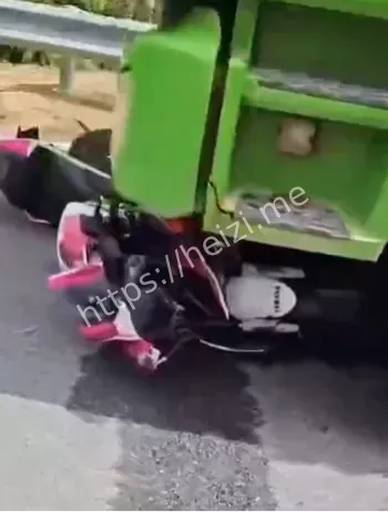 女子摩托摔车