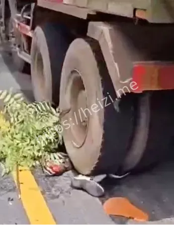 女子摩托摔车