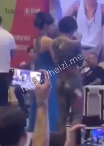 纹身展女模特不雅动作