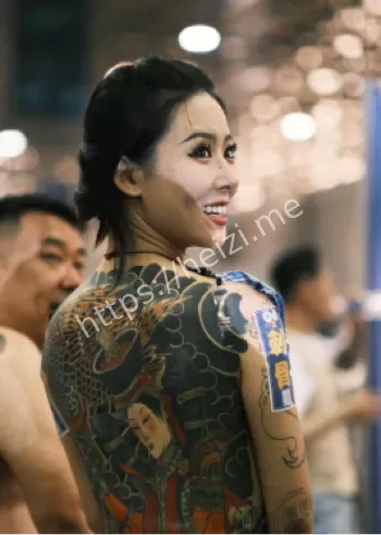 纹身展女模特不雅动作