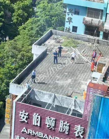 消防员救人