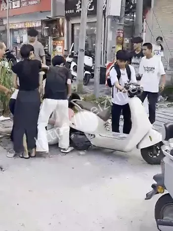 夜市群殴