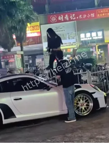 当街脚踹保时捷911风挡玻璃