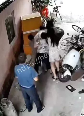 邻居暴打小孩