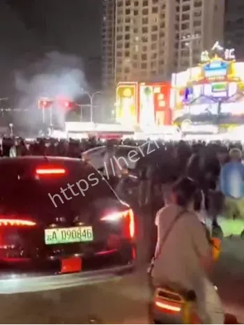 警方抬走摊贩