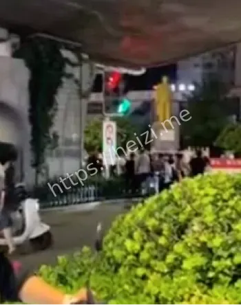 精神小伙互殴