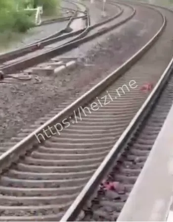 精神崩溃卧轨事件全过程