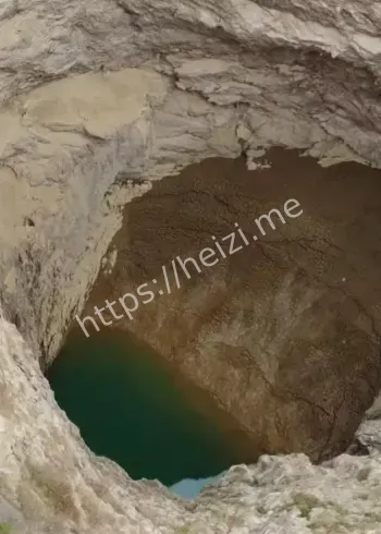 无人岛垃圾天坑事件