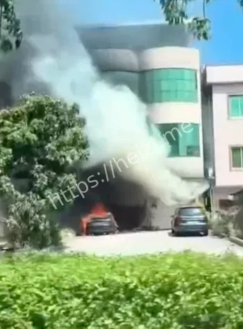 特斯拉被摩托车店火灾波及烧毁现场视频