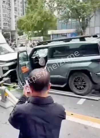 成都中年女司机6人受伤