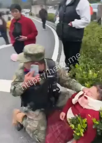 十堰白色轿车