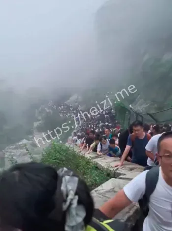 夜爬山堵车水泄不通帽子叔叔