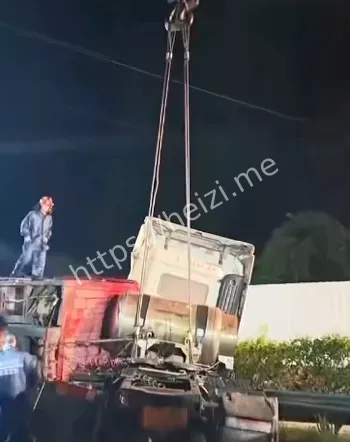 海南高速超载事故现场图