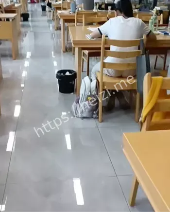 女生守护座位不让大妈坐