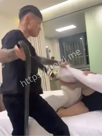 皮带哥抽精神小妹