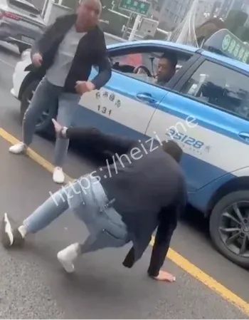 当街持刀捅人死亡