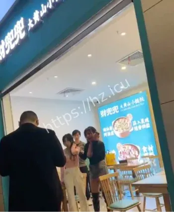 粉衣黑衣女子互殴流血