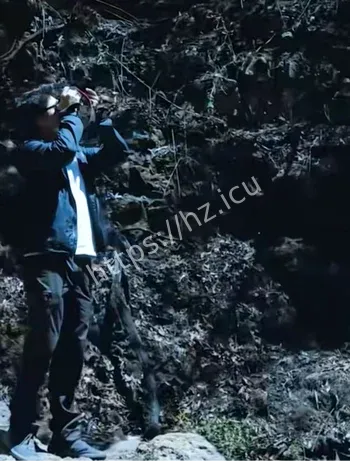 登山男子离奇死亡