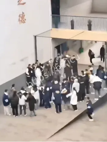 体育老师按倒踢学生