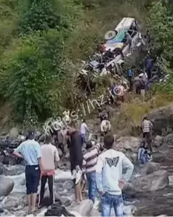 客车坠落百米深渊