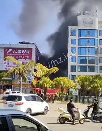 至旁边多辆油车躺枪