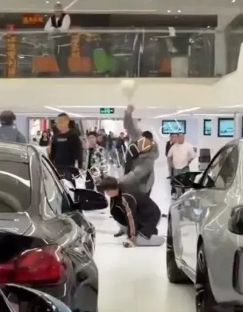 戴头盔助阵反被KO