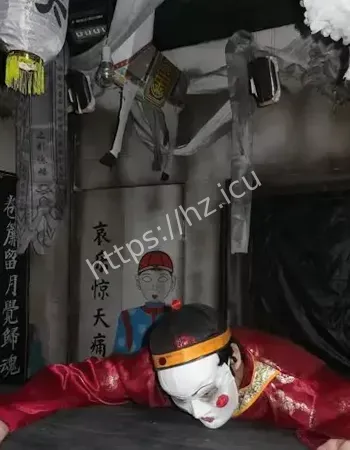 开门见民国装扮神秘人