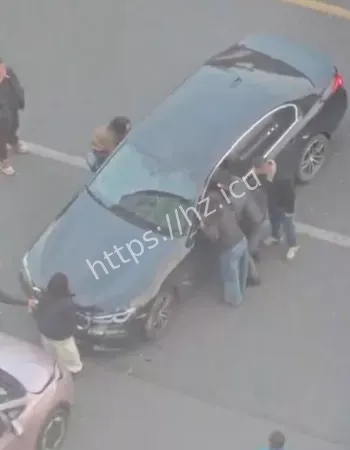 女司机爬车盖踩踏