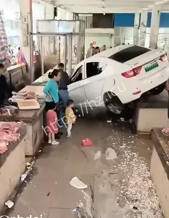 贵港菜市场冲撞事件