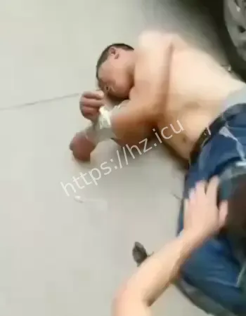 当街暴打
