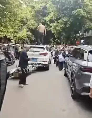 摩托男不满拥挤路段