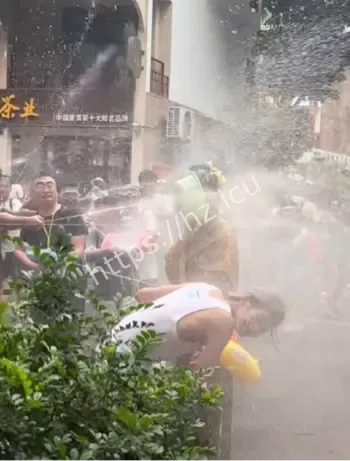 泼水节强行扒车