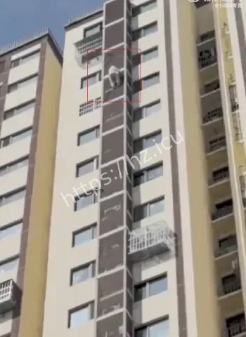 89岁独居老人爬窗被困21层空调外机