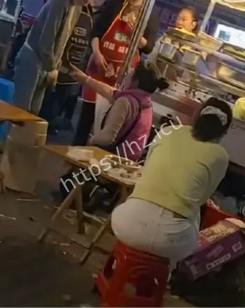 女生作弊逼摊主下跪