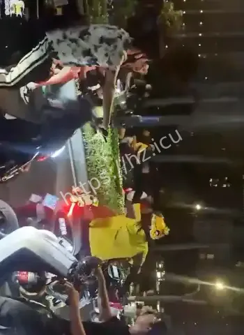 被女子骂到节节败退