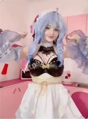 欧美coser甘雨角色扮演
