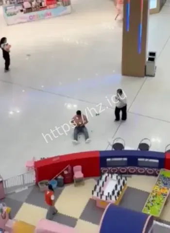 脱光光商场走秀