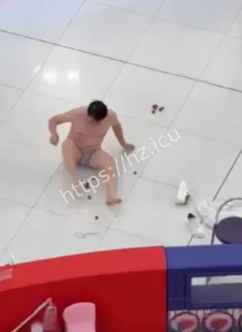 儿童乐园旁视频疯传