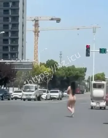 女子当众裸露事件