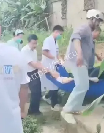 整车坠翻桥下