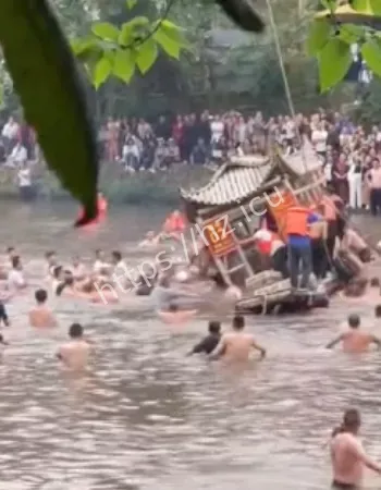直接把船挤翻
