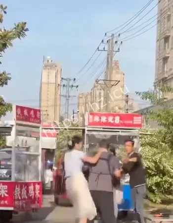 男子辣椒油泼脸