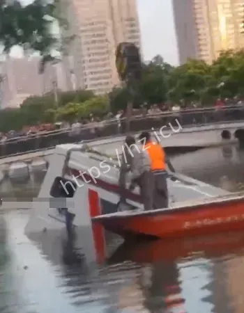 房车坠河事件