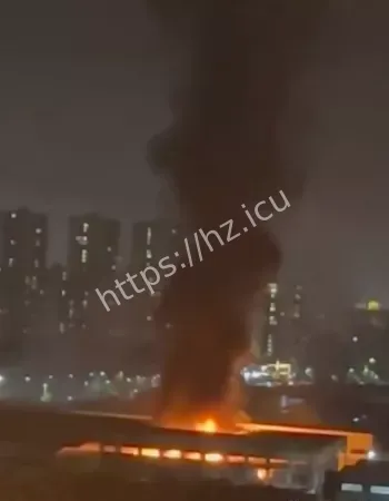 现场火光冲天