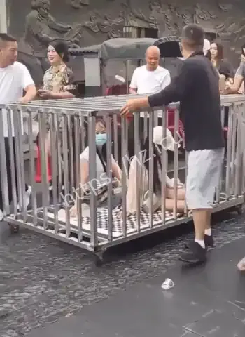 敲锣游街示众