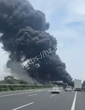 板车追尾油罐车起火